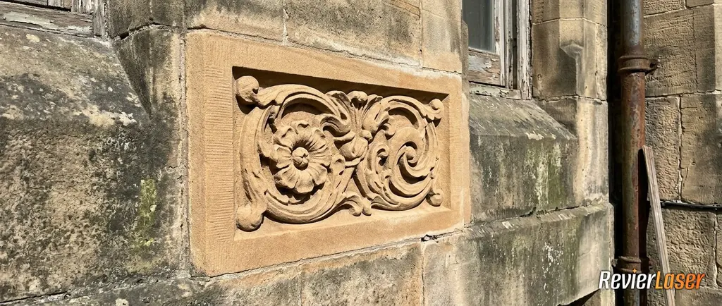 Gereinigtes Sandstein-Ornament: warmer Steinton, Profil scharf